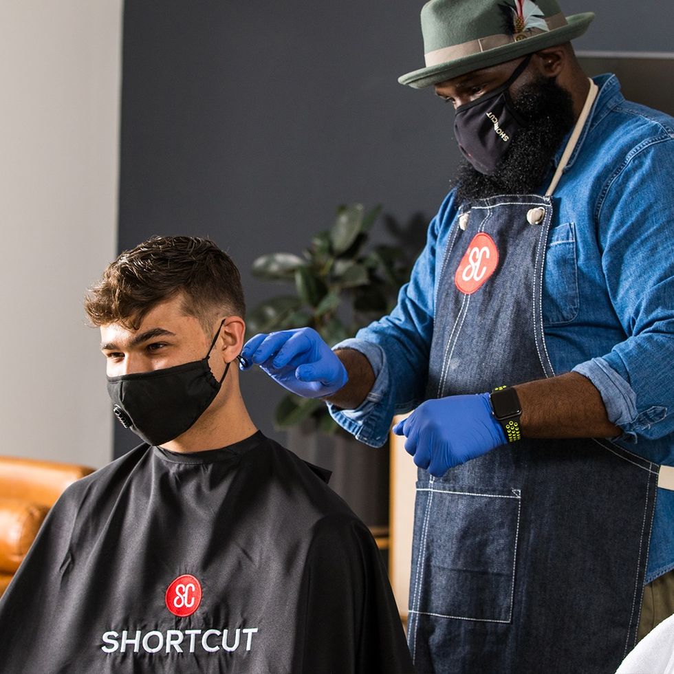 guy getting in home professional haircut during pandemic