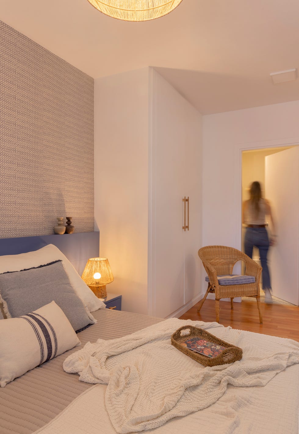 dormitorio con armario blanco y baño en suite