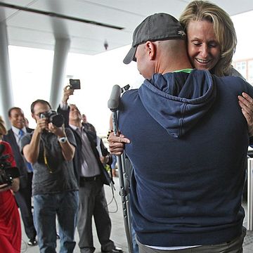 boston marathon bomb victim engaged to firefighter that rescued her
