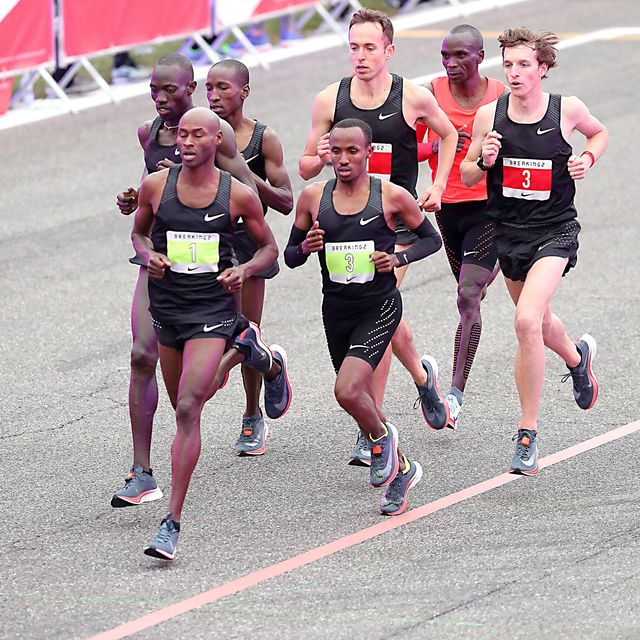 Kipchoge with pacers sub-2 attempt