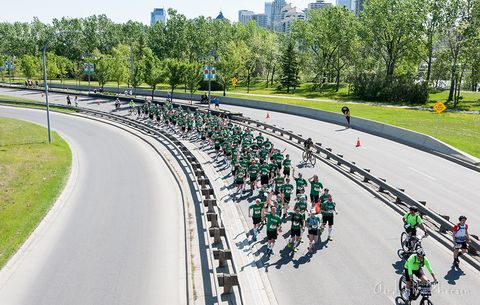 112 linked runners crossed the finish line together at the Calgary Marathon, unofficially breaking the Guinness World Record for the “most runners linked to complete a marathon.”