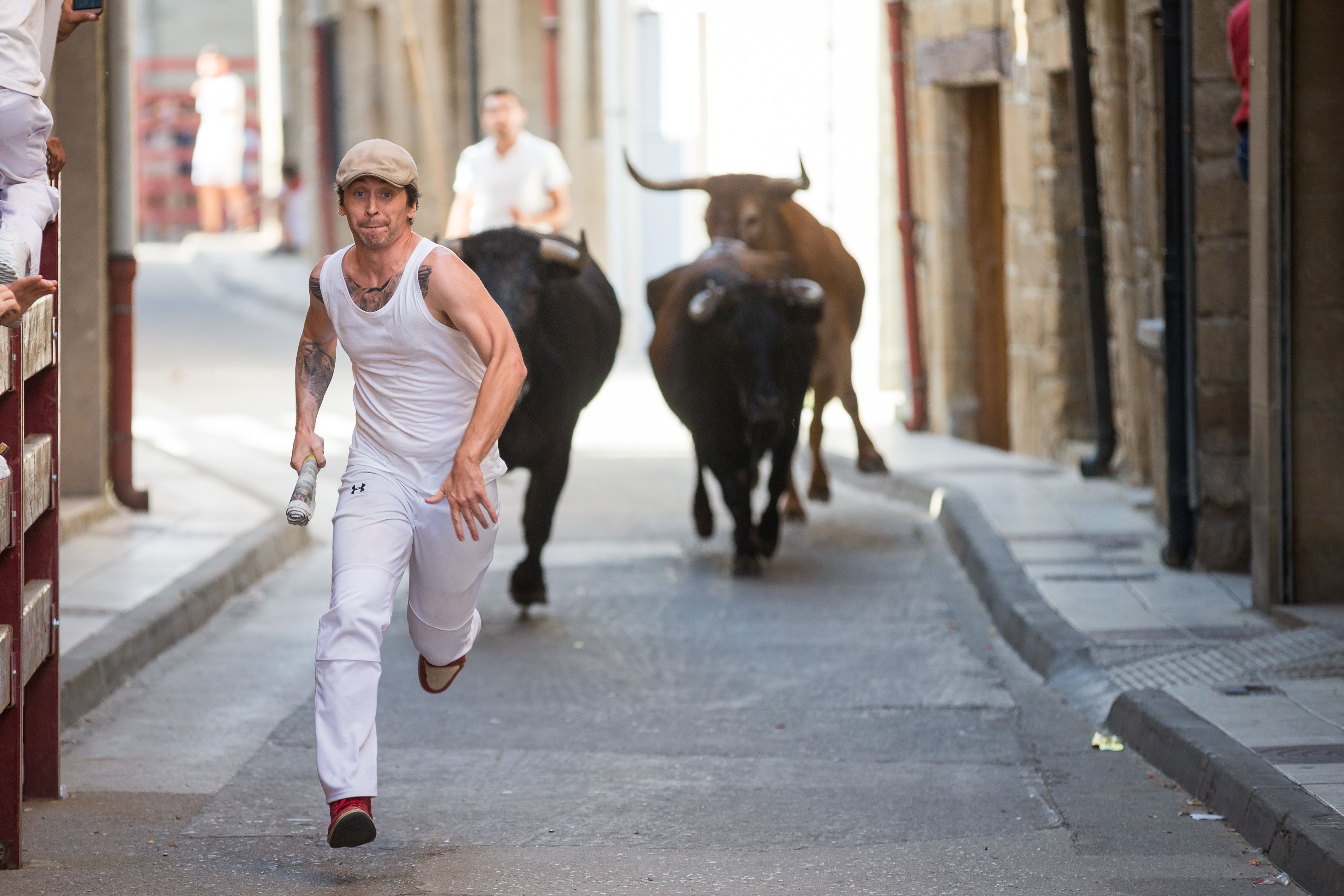 Побег от быка. Праздник в Испании с быками на улице.