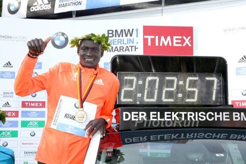 Dennis Kimetto with clock after marathon world record in Berlin