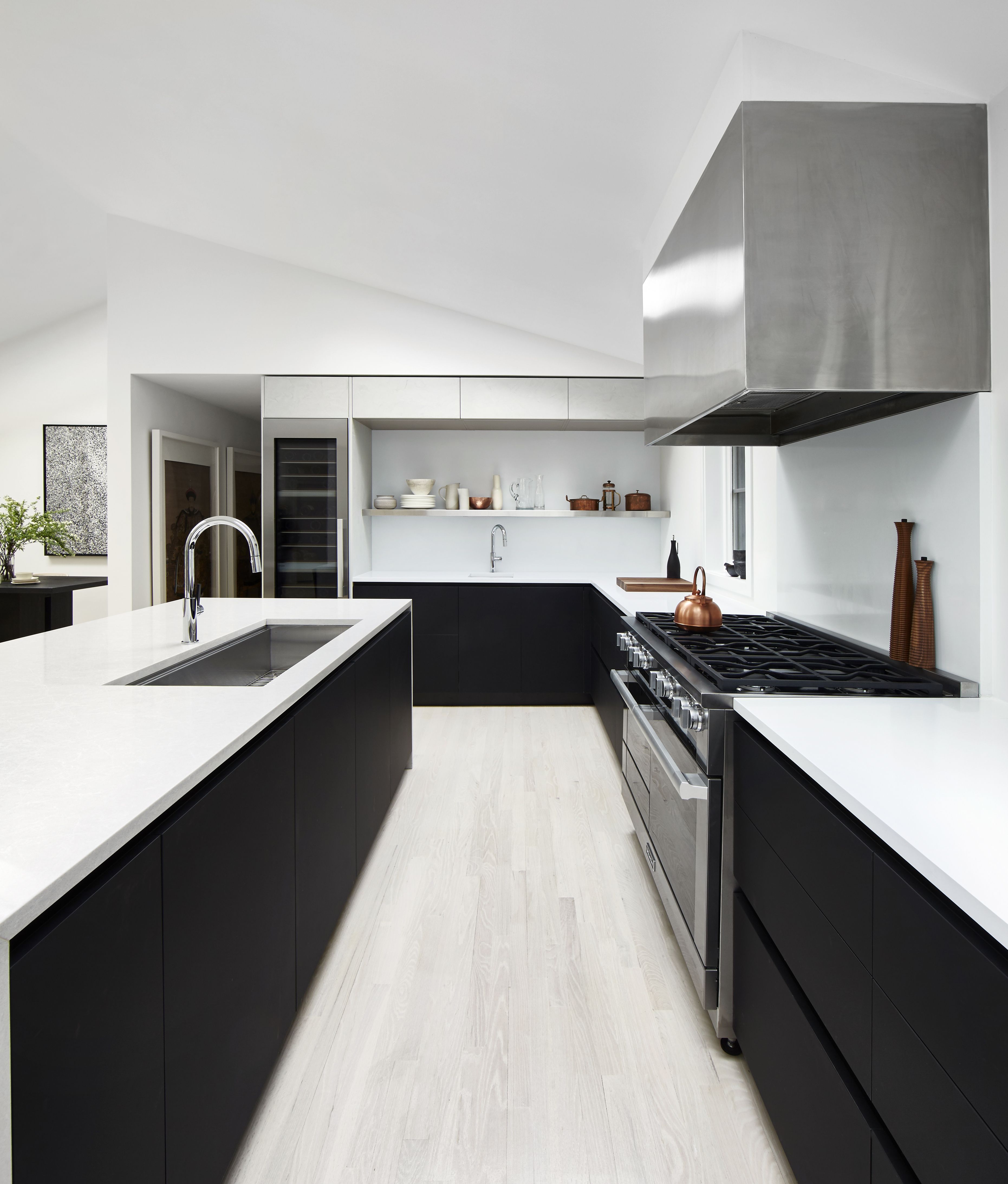 A Modern Black Kitchen Island - Remodelando la Casa
