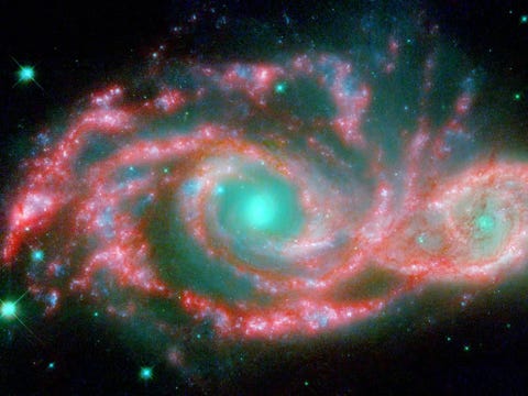 Twee samensmeltende sterrenstelsels op 140 miljoen lichtjaar van de aarde doen denken aan een gigantisch masker van sterren Deze afbeelding is in valse kleuren De ijsblauwe ogen zijn in werkelijkheid middelpunten van de sterrenstelsels en het masker de spiraalarmen De stelsels NGC 2207 en IC 2163 begonnen ongeveer 40 miljoen jaar geleden met hun zwaartekrachtdans en zullen uiteindelijk met elkaar versmelten