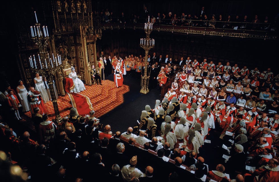 Opening Parliament3 Tijdens de plechtige opening van het Parlement in 1960 spreekt koningin Elizabeth II de van pruiken voorziene leden van het Hogerhuis en andere parlementsleden toe Van 1953 tot 2022 opende Elizabeth het Britse Parlement elk jaar behalve in 1959 en 1963 toen ze zwanger was en in 2022 toen ze moeite had met lopen