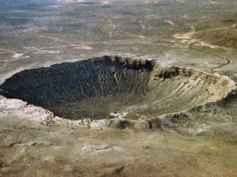 Meteor Crater is een van de jongste en best bewaard gebleven inslagkraters op aarde en ontstond zon 50000 jaar geleden toen een meteoor met een doorsnede van dertig meter en een gewicht van 100000 ton met een snelheid van naar schatting twintig kilometer per seconde in de woestijn van Arizona insloeg Bij de explosie als gevolg van de inslag kwam meer energie vrij dan die van het totale wapenarsenaal van de wereld en ontstond een krater met een diepte van 1100 meter en een doorsnede van 200 meter