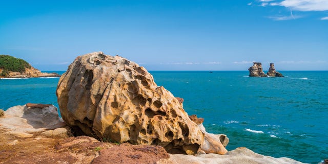 Body of water, Sea, Coast, Sky, Blue, Ocean, Rock, Bight, Promontory, Coastal and oceanic landforms, 