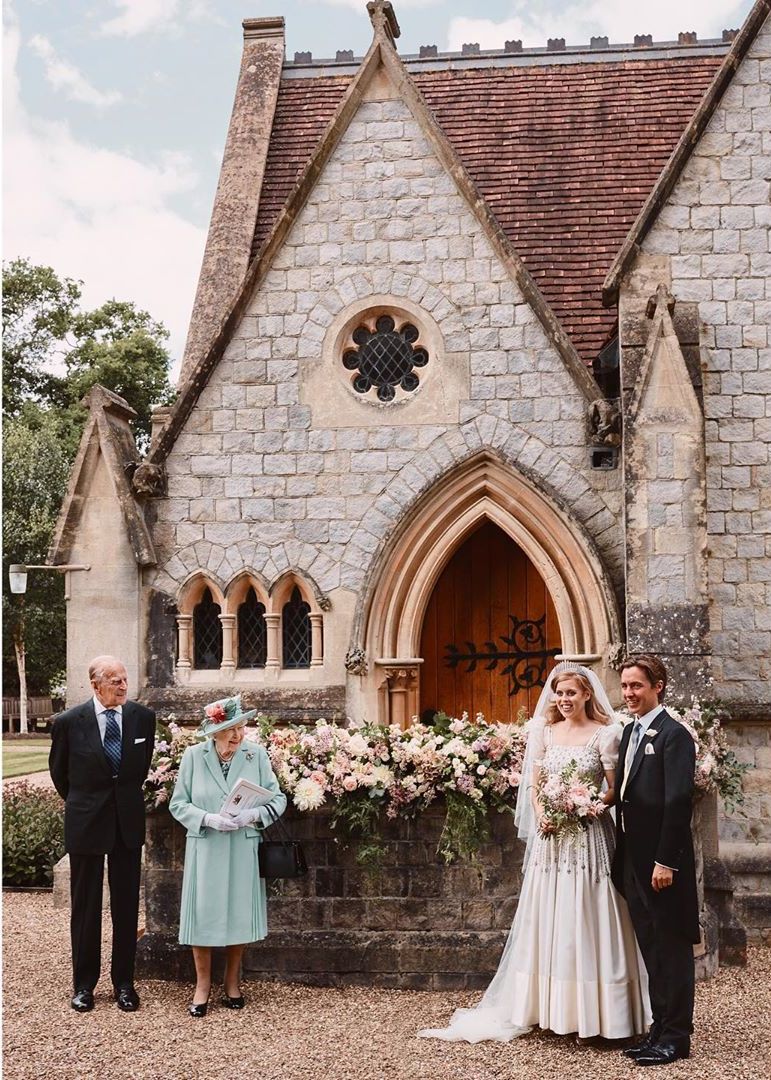 碧翠絲公主婚禮當天與英國女王抱持安全社交距離的合照