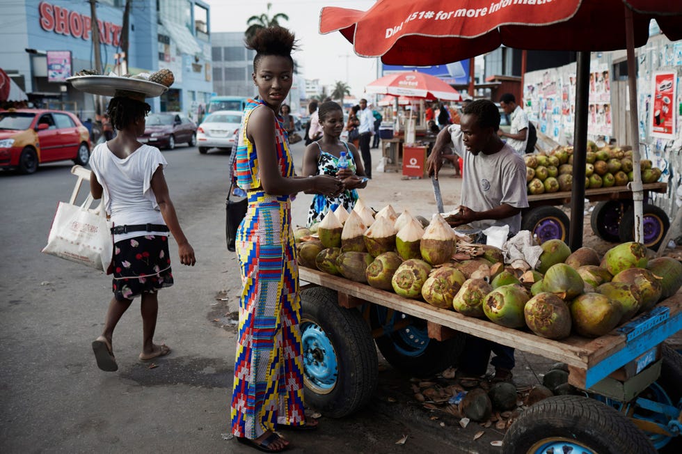 Ghanese mode staat bekend om zijn felle kleuren en levendige patronen hier in Accra te zien in een ontwerp van het merk OseiDuro