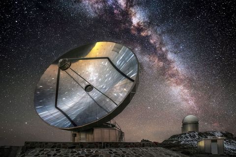 In de La Sillasterrenwacht van het European Southern Observatory staat de SwedishESOSubmillimetre Telescope SEST onder de adembenemende Chileense nachthemel De telescoop is inmiddels afgedankt maar toen hij in 1987 in gebruik werd genomen was hij de enige van zijn aard op het zuidelijk halfrond