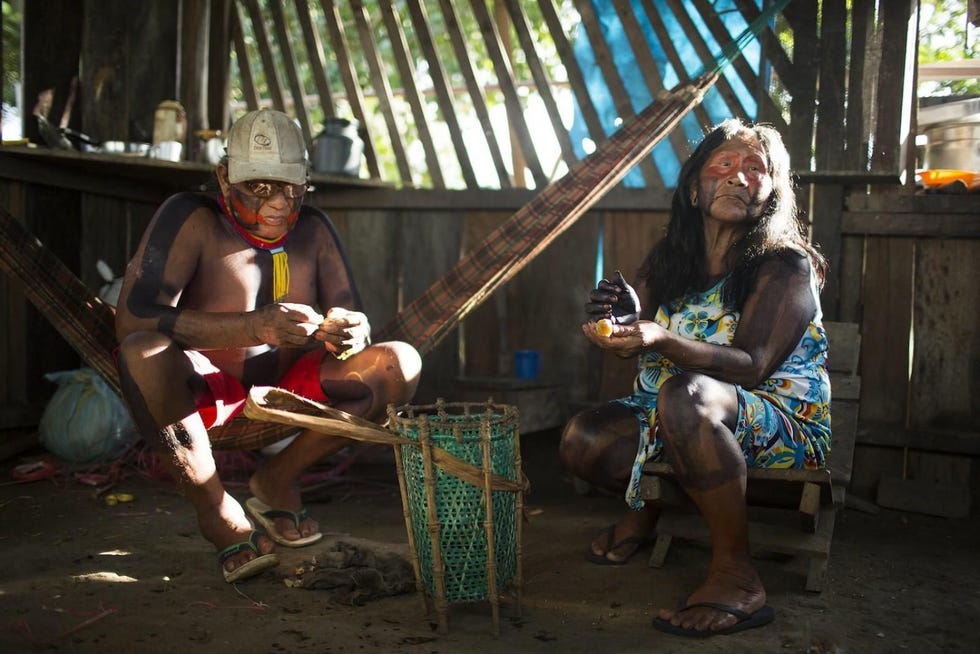Een uitstervende jongensdroom ColombiaDe droom van iedere jongen in de jungle op jacht met een blaaspijp en een set giftige pijlen Dat is hoe de Nukak in Colombia zichzelf van voedsel voorzien Van oorsprong waren de Nukak een nomadisch volk dat niet langer dan een paar dagen op dezelfde plek bleef Door de groei van coca voor de productie van cocane en burgeroorlogen zijn zij echter uit hun gebied verdreven Grote aantallen Nukak leven nu in een vast vluchtelingenkamp dicht bij de stad
