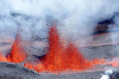 Een van s werelds meest actieve vulkanen is de Piton de la Fournaise Ovenpiek op het Franse eiland Runion Sinds de zeventiende eeuw zijn hier meer dan 150 uitbarstingen waargenomen waaronder deze eruptie in september 2016