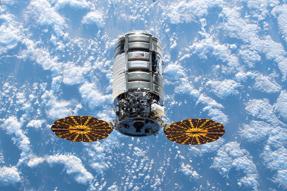 Op deze foto uit begin november is te zien hoe het Amerikaanse commercile ruimtevaartuig Cygnus het Internationaal ruimtestation ISS nadert met een lading van ruim vier ton aan ruimteexperimenten voorraad voor de bemanning en onderdelen voor het station op deze foto uit begin november