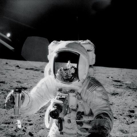 Tijdens de Apollo 12missie in 1969 nam astronaut Charles Conrad deze selfie toen hij zijn reflectie in het vizier van medeastronaut Alan Bean fotografeerde