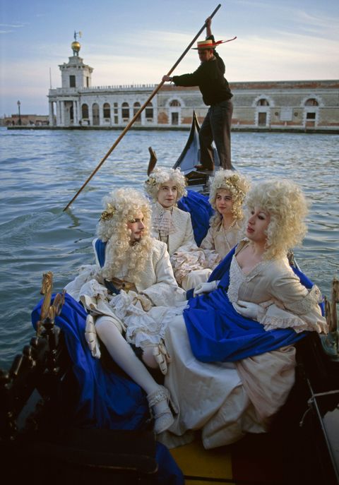 Mensen dragen ouderwetse kostuums voor het carnaval in Veneti in de jaren 1990 Het jaarlijkse prelentefeest kent vooral kostuums maskers en optochten