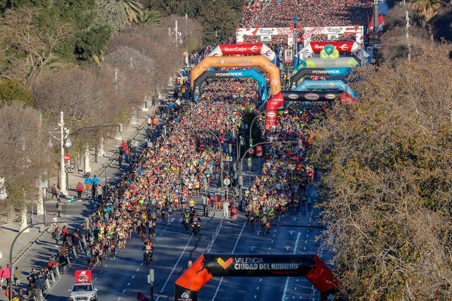 salida masiva de miles de corredores del 10k valencia ibercaja 2019