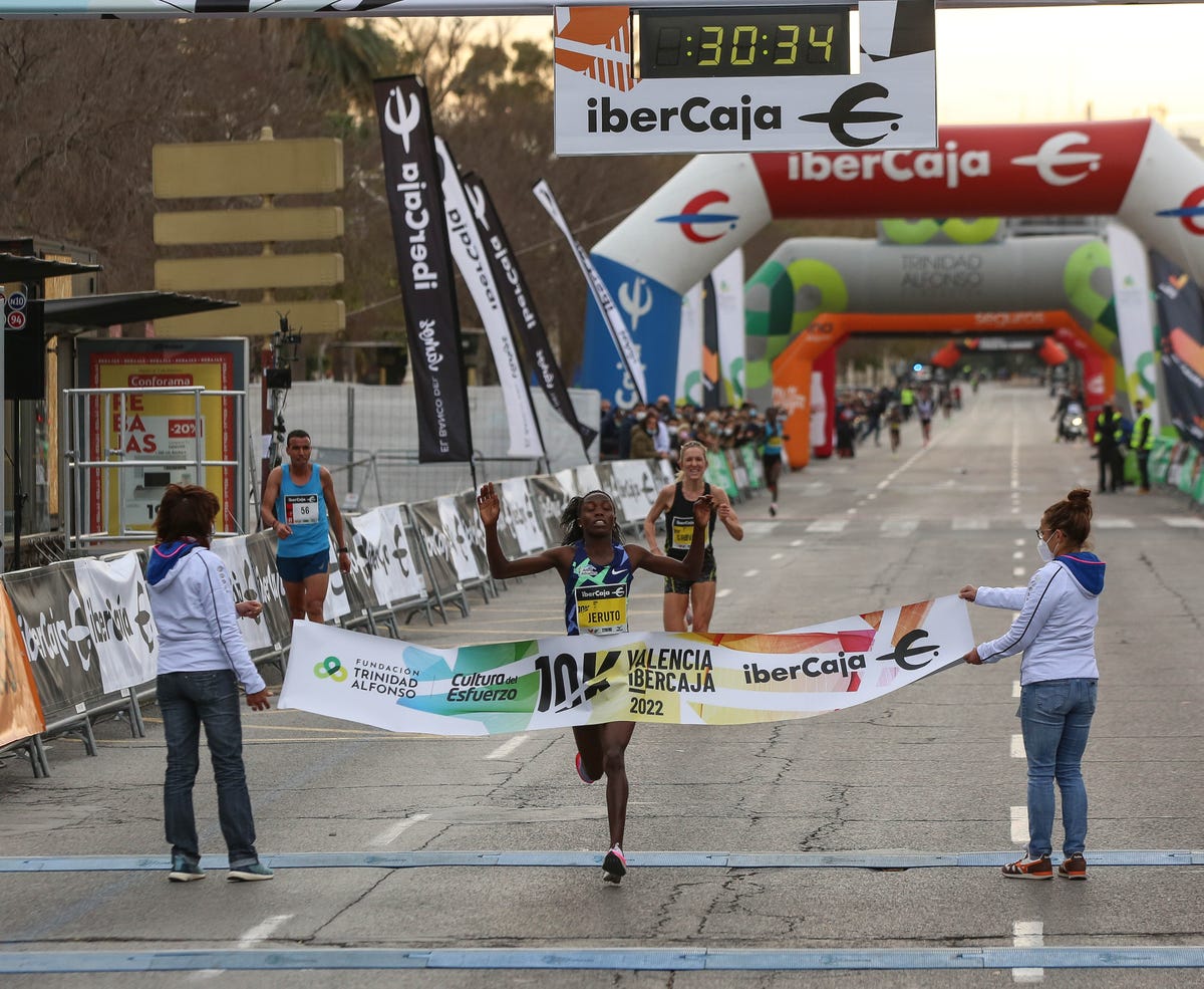 preview for Norah Jeruto y Daniel Simiu Ebenyo ganan la 10mejor marca de la historia en los 10 kilómetros 26 minutos y 58 segundos