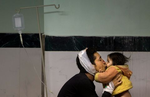 In een ziekenhuis in Kathmandu speelt Suresh Parihar met zijn dochter Sandhya Parihar raakte bij de aardbeving gewond