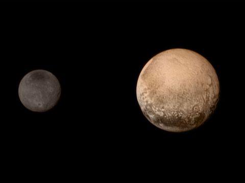 Tijdens zijn laatste vlucht langs Pluto op 11 juli 2015 stuurde New Horizons deze opname naar de aarde De kenmerken van het landschap zijn beter te herkennen met aanwijzingen voor kraters en polygonale regios die allerlei vragen oproepen Wat zie jij in deze vormen