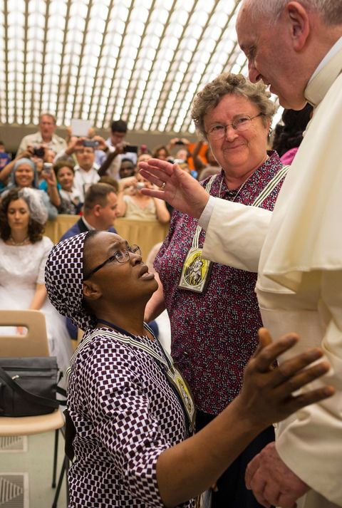 Paus Franciscus verwelkomt een pelgrim bij de algemene audintie in Vaticaanstad Sinds de verkiezing van de populaire paus is de wekelijkse opkomst toegenomen