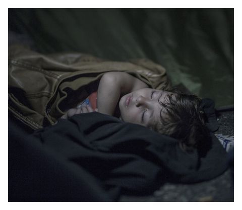 Mahdi is anderhalf jaar oud en kent alleen maar oorlog en gevechten Terwijl hij slaapt discussiren honderden vluchtelingen met Hongaarse politieagenten aan de grens Wanneer hij wakker wordt valt de politie de vluchtelingen aan met traangas en waterkanonnen