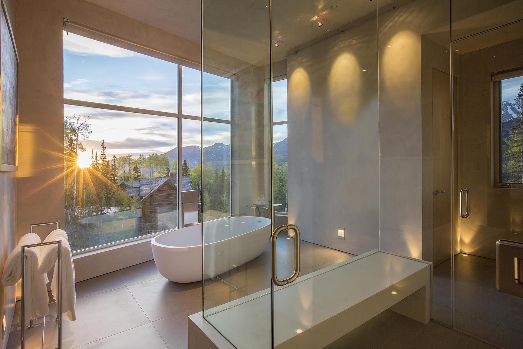 40 Stunning Luxury Bathrooms with Incredible Views