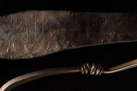 Als schatten uit de wereld van Vikingen zullen deze armringen bij nader onderzoek in de komende jaren nog veel meer inzichten kunnen opleveren Zo moet de runeninscriptie op de bovenste band nog worden bestudeerd