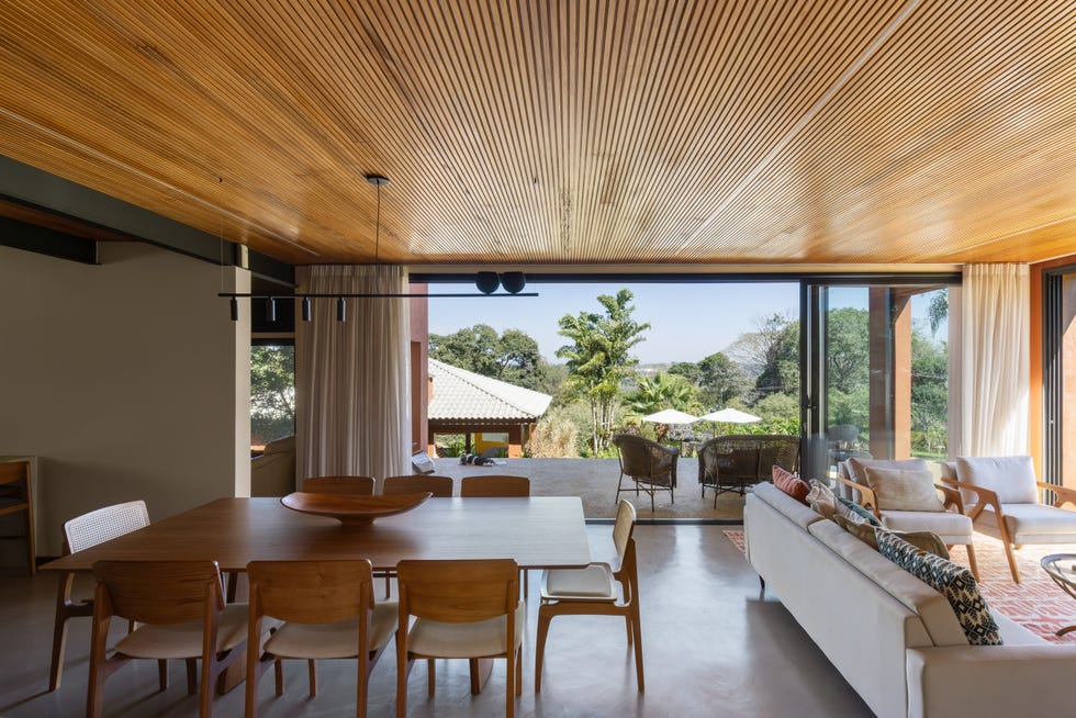 casa roja de los 90 de vivienda convencional de espacio pequeños a abrirse al paisaje