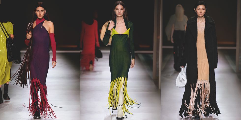 【米蘭時裝週】Bottega Veneta 2020 秋冬大秀將連身裙下擺加入針織手法製成的流蘇。