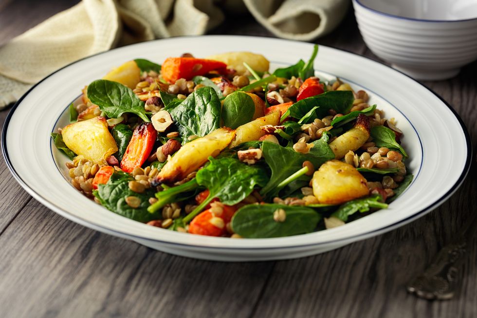 ensalada de verduras asadas veganas saludables, espinacas y lentejas