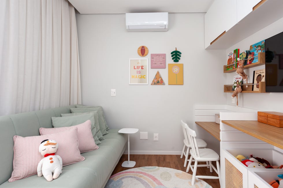 despues de unos anos, esta familia reformo su casa de 100 metros abriendo la cocina e incorporando el balcon al salon