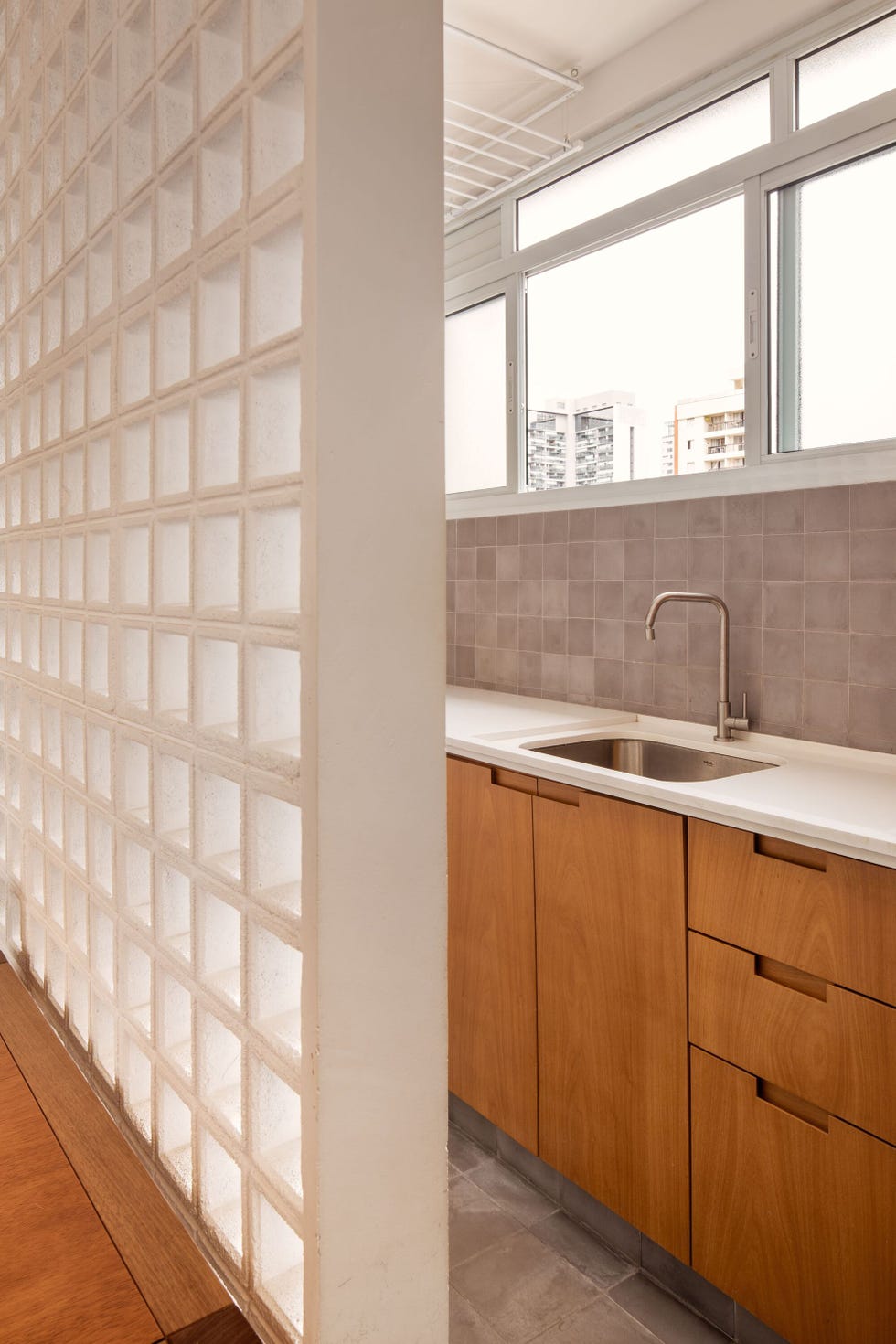 celosias en la cocina y una puerta roja, la reforma de este apartamento conecta funcionalidad y diseno
