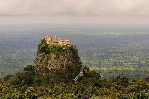 Taung Kalat MyanmarDe Birmese koning Anawrahta verwerkte in de elfde eeuw de verering van nats oude geesten in boeddhistische tempels en praktijken Aan de voet van de 777 treden tellende trap die naar de deuren van de Taung Kalattempel leidt staan 37 beelden van nats die in hun menselijke gedaante zijn afgebeeld Deze kleine tempel is spectaculair gelegen op de piek van een 737 meter hoge vulkanische prop in het midden van Myanmar