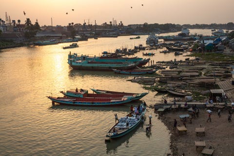 CHANDPUR BANGLADESHTijdens de Sea to Source expeditie van National Geographic waaraan alleen vrouwen deelnemen komen boten samen op de Meghna een van de drie rivieren die uitmonden in de Ganges Delta Fotograaf Sara Hulton die de zomers van haar jeugd doorbracht in de streek van kreeftenvissers aan de oostkust van Canada vertelt de boten in Chandpur het warme licht rond de arbeiders en het ritme van het bestaan doen me denken aan mijn eigen jeugd waarin ik kennismaakte met broodwinning op het water