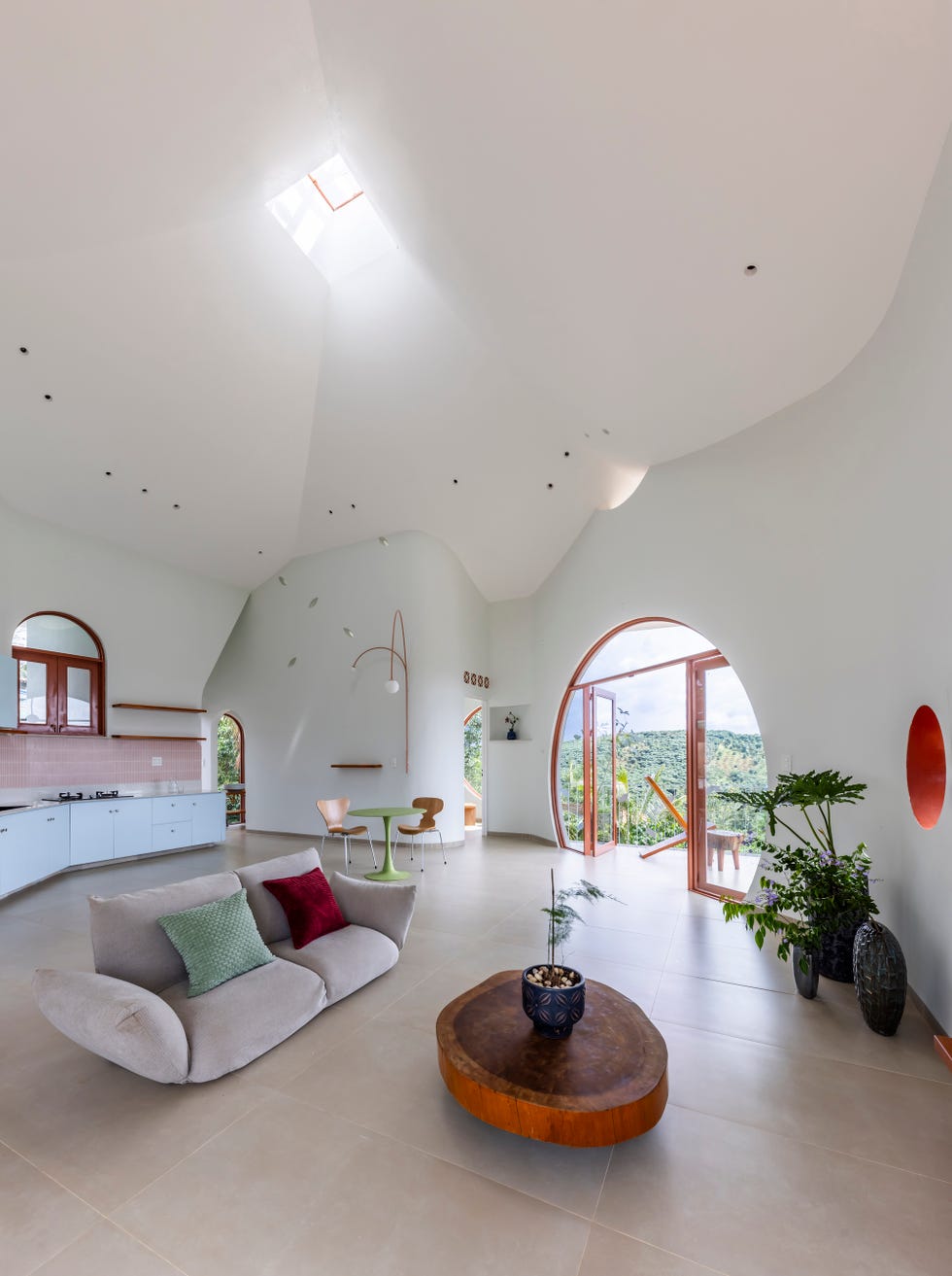 arquitectura organica, curvas y materiales naturales para una casa que redefine el concepto de hogar en un entorno tropical