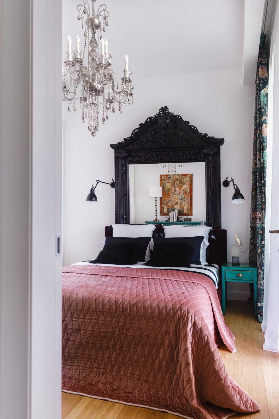 casa reformada e inspirada en la personalidad de su propietaria con piezas vintage, textiles expresivos y colores intensos