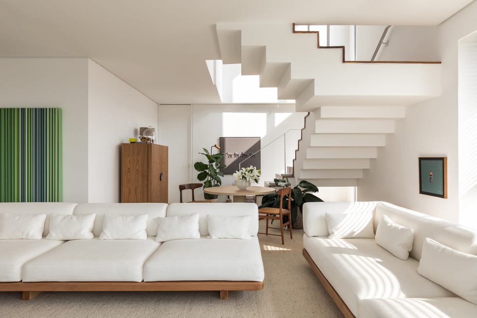 casa de 540 metros con ventanales de suelo a techo, espacios abiertos y lineas limpias tras una reforma estructural
