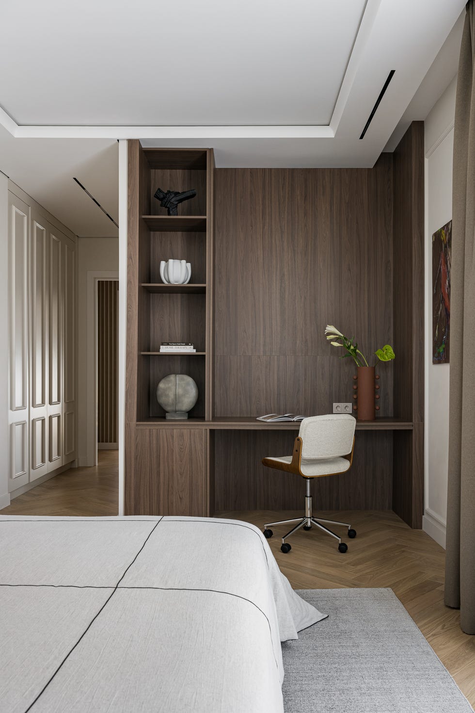 diseñada por pinteriors, esta casa combina líneas puras, curvas suaves y una paleta clara con texturas naturales, logrando un interior funcional, acogedor y lleno de detalles cuidados.
