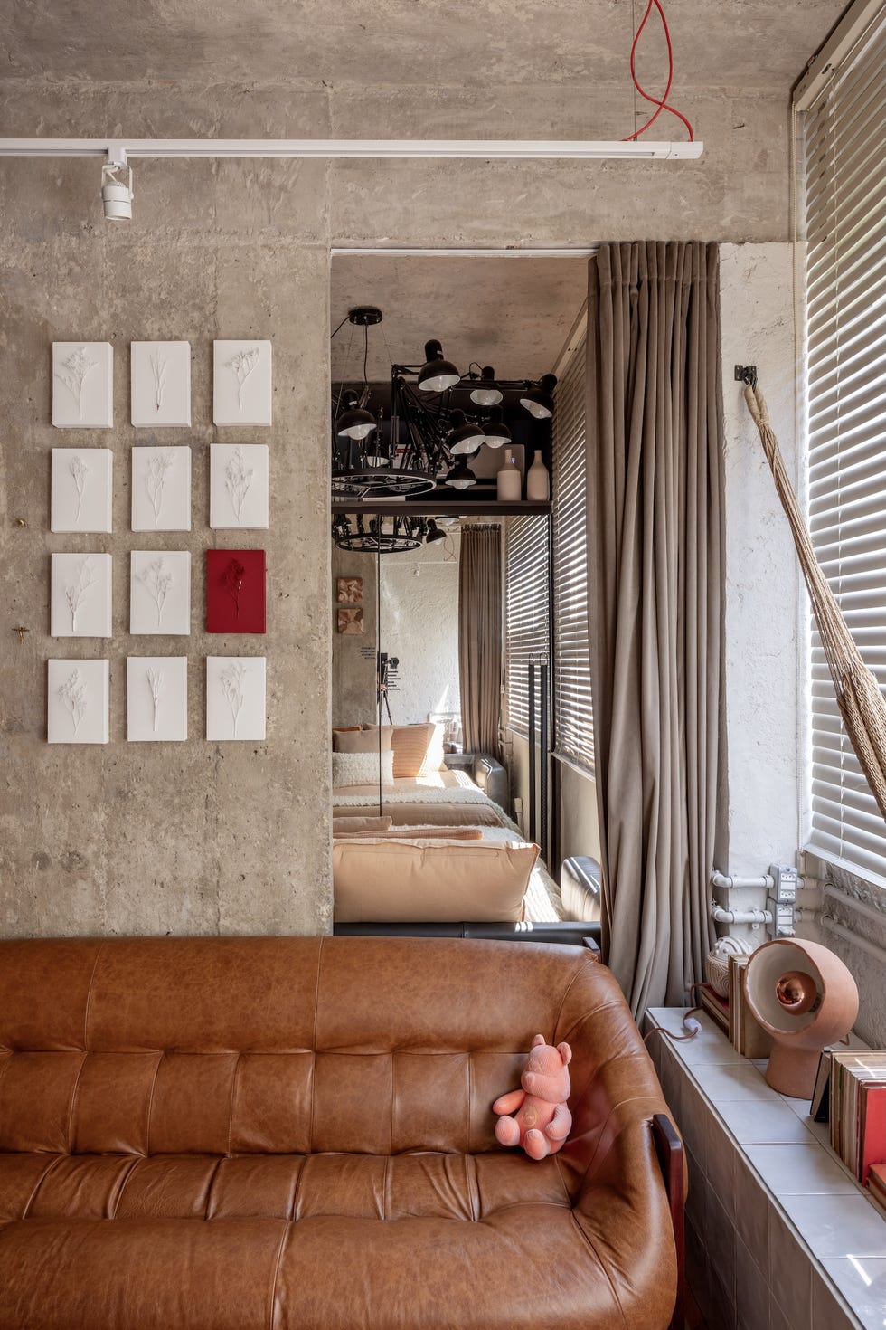 casa de 45 metros es un estudio de arquitectura, un taller creativo y una zona de relax con hamaca, columpio y un bano triangular