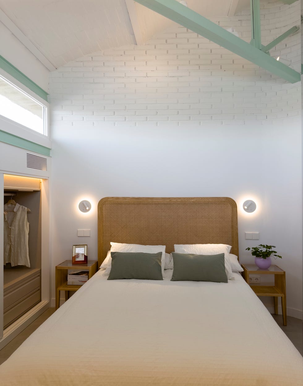 casa jn109 era una casa del madrid de los 70 con techos bajos y poca luz y ahora es un atico luminoso en verde y amarillo