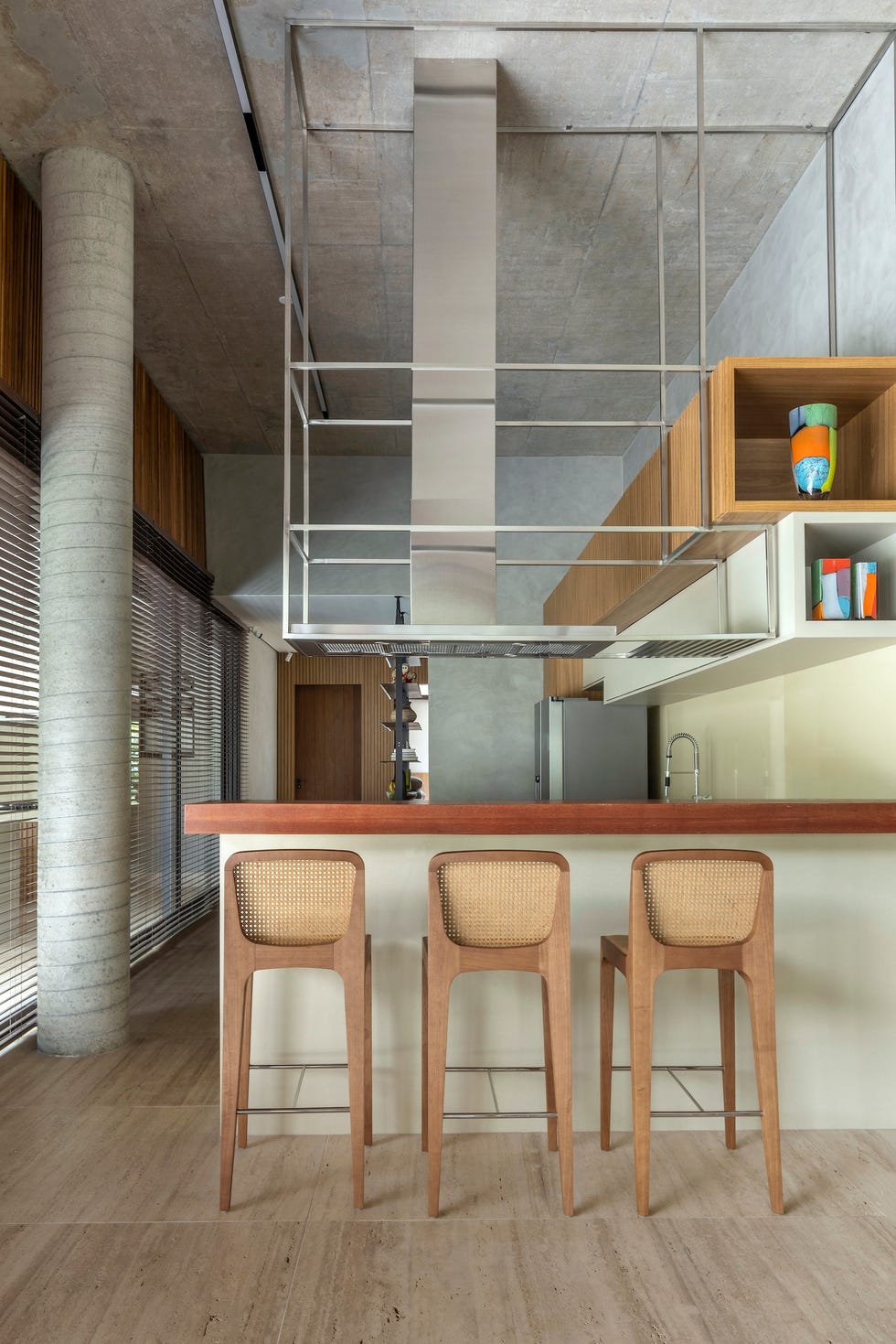 casa de hormigon con piscina que combina estructura brutalista, ventilacion cruzada y diseno tropical a medida