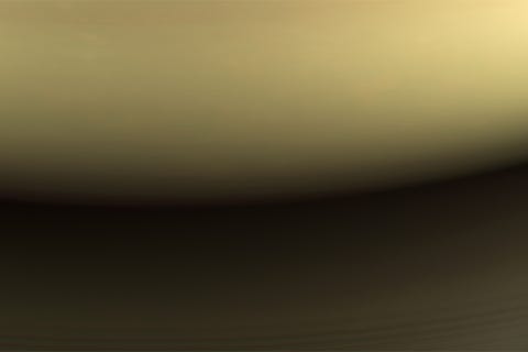 De laatste opname die Cassini maakte toont de nachtzijde van Saturnus waar de sonde zichzelf vernietigde door zich in de atmosfeer van de gasreus te boren Het kolkende wolkendek van Saturnus wordt hier verlicht door zonlicht dat van de ringen rond de planeet wordt weerkaatst