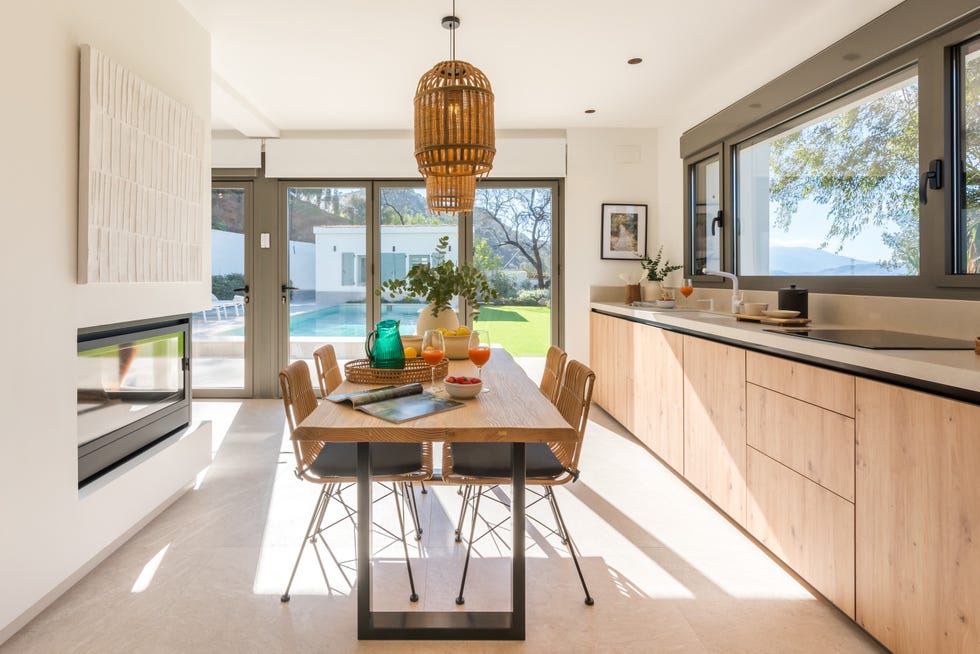 cocina con office y frentes de madera