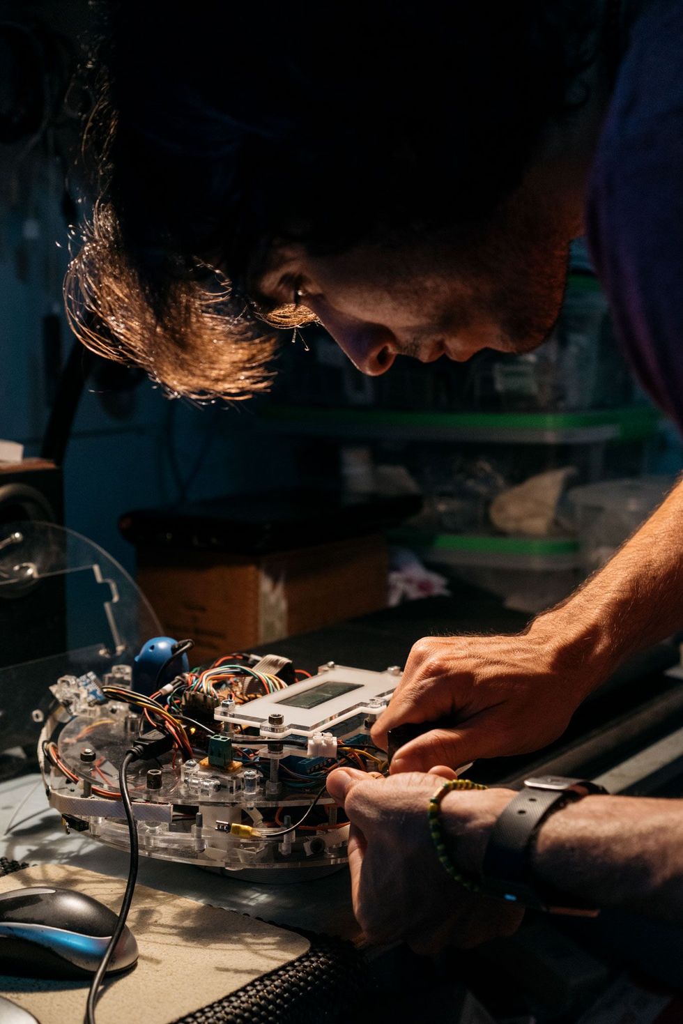 Na zich op zijn kunstacademie in de robottechniek te hebben verdiept begon Yusnier Mentado Fernndez zijn eigen creaties te maken met behulp van processoren uit Itali Thuis zette hij eigenhandig een Roombastofzuiger in elkaar