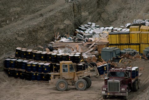 https://www.nationalgeographic.com/content/dam/environment/2019/09/environmental-victories-gallery/11-environmental-victories-facts.jpg Substanties die een aanzienlijk risico voor de volksgezondheid of het milieu met zich meebrengen werden in 1976 verboden in het kader van de Toxic Substances Control Act Dat leidde drie jaar later ook tot het verbod op PCBs polychloorbifenylen waarna verontreinigde voorwerpen zoals de transformators op de foto naar de stortplaats werden afgevoerd