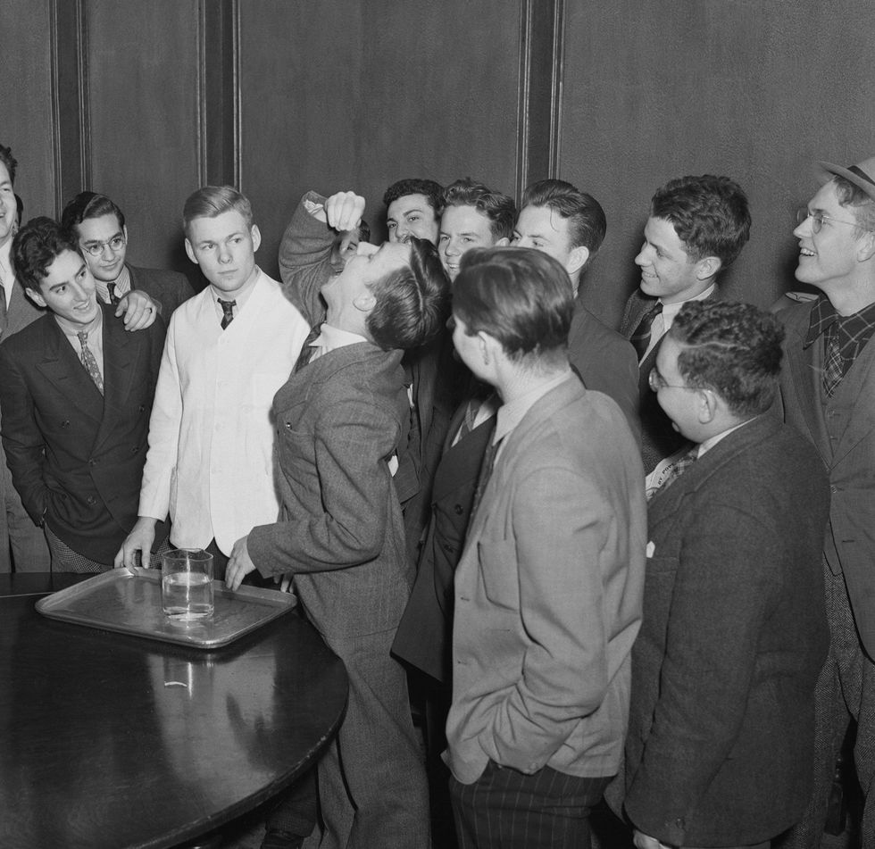 In 1939 slikte Harvardeerstejaars Lothrop Withington Jr een levende goudvis door waarmee hij een weddenschap van tien dollar won