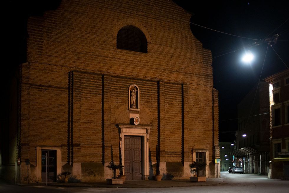 De cokathedraal van Rovigo staat er s avonds verlaten bij Volgens de website van de kerk is de precieze oorsprong van het gebouw onbekend maar ontstond Rovigo zelf in de achtste en negende eeuw rond het eerste christelijke heiligdom op deze plek