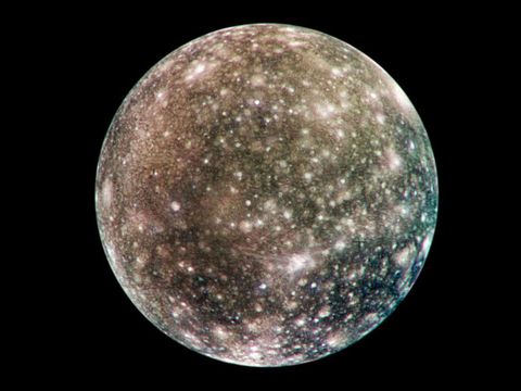 Deze kaart van de maan Callisto is gebaseerd op opnames van de ruimtesonde Galileo De heldere scheuren getuigen van een lange geschiedenis van enorme inslagen