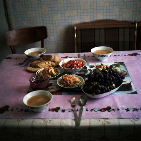 KazachsKoreaanse gerechten zoals op deze foto verschillen van de traditionele Koreaanse keuken doordat ze zijn benvloed door ingredinten die in de Russische en Kazachse keukens worden gebruikt